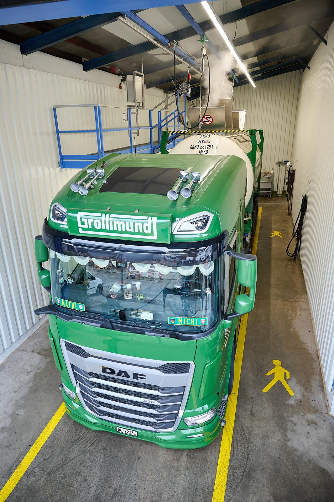 Tankfahrzeug der Grollimund AG in der Reinigungshalle